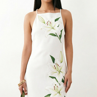 Robe longue licou personnalisée OEM pour femme, imprimé lys blanc, col carré, sans manches, coupe ajustée, motif floral, élégante, pour les vacances d'été