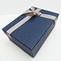 Boîte rigide en deux parties avec logo personnalisé OEM, paillettes bleu marine, ruban en satin, nœud, emballage cadeau haut de gamme pour mariage ou entreprise