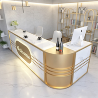 Comptoir de réception moderne en marbre avec garniture dorée et panneau d'accueil LED, idéal pour salon de beauté, comptoir de caisse OEM