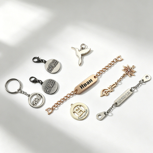 Cadena de Aleación Clásica para Prendas y Bolsos, Adornada con Logotipo de Marca Personalizado de Alta Calidad, Etiqueta Metálica para el Cuello - Product Image 1