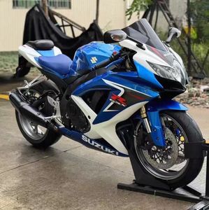 Moto sportive Suzuki GSX600 : Moteur haute performance et maniabilité précise pour des balades palpitantes - Product Image 4