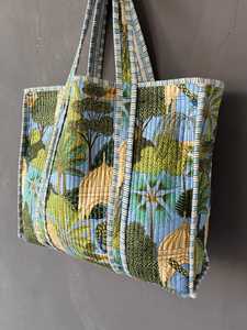 Sac fourre-tout matelassé en coton imprimé, motifs ethniques de créateur, rembourrage doux, poignées robustes, sac à bandoulière pour voyage et shopping - Product Image 5