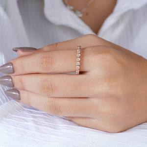 แหวนโรสโกลด์ทรงอีเทอร์นิตี้ มุมมองด้านข้าง ประดับด้วยพลอยสีขาวทรงกลม ดีไซน์หรูหรา สำหรับผู้หญิง ใช้เป็นแหวนแต่งงาน หรือแหวนครบรอบ งานจิวเวลรี่คุณภาพ - Product Image 6