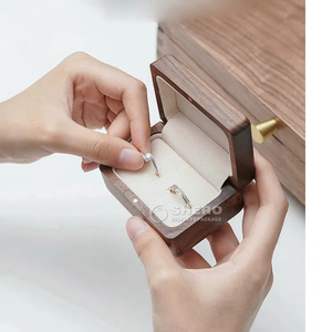 Joyero de madera personalizado de lujo del fabricante, caja de anillo de nogal, caja de anillo de pareja de madera de compromiso - Product Image 1