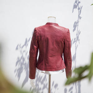 ソースファクトリーOEM レディース本革バイカーブレザー カスタムソリッドレッド斜めジッパーベルト留めラムスキンブレザー - Product Image 3