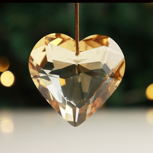 Pendentif Prisme Cœur en Verre Cristal Champagne 45mm, Décoration Suspendue Feng Shui pour Intérieur, Extérieur, Jardin, Attrape-Soleil de Noël pour Fenêtres - Product Image 3