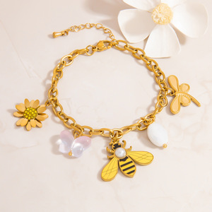 สร้อยข้อมือสไตล์ยุโรปทำจากโลหะผสมสังกะสี ประดับจี้รูปผึ้งและเชอร์รี่ สีทอง 18K เครื่องประดับสำหรับผู้หญิง เหมาะสำหรับใส่ไปเที่ยวพักผ่อน - Product Image 3