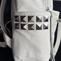 Mochila de Lujo Blanca para Viajes al Aire Libre, Impermeable, a la Moda, Estilo Urbano, con Detalles de Cuero PU Tipo Lichi y Tachuelas Metálicas Cuadradas
