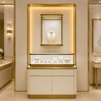 Comptoir de présentation de bijoux sur mesure avec armoire à bijoux murale en verre transparent, blanc crème, métal doré pour les bijouteries haut de gamme