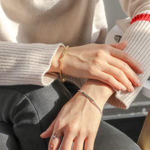 Bracelet unisexe en laiton plaqué or PVD 18 carats avec breloque zircon en forme de flocon de neige, style tendance, design barre incurvée, sertissage griffe, anniversaire - Product Image 4