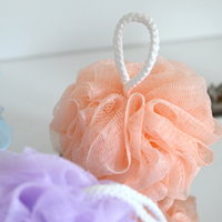 Fleur de bain de bébé en maille de boule de douche colorée écologique avec différentes couleurs donnant aux gens une expérience de bain différente