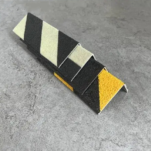 Revêtement de marche d'escalier en composite de fibre de verre antidérapant avec technique de pultrusion, services de pliage et de découpe - Product Image 3