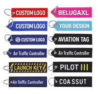 Venta al por mayor Llavero Jet Tag con temática de libertad, diseño de coche y avión, personalizado con texto y logotipo bordado a doble cara