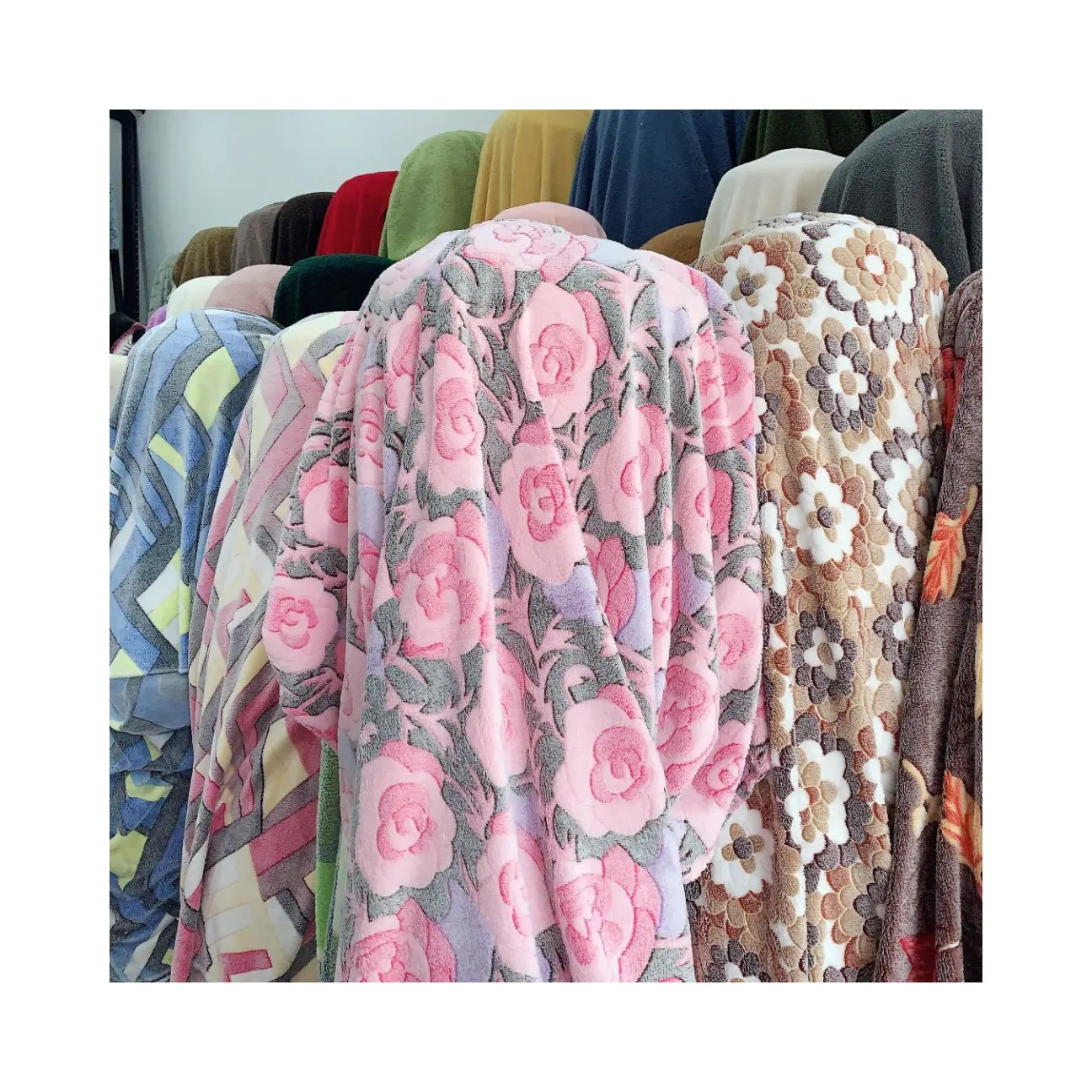 2024 nuova moda stampa cinese Super morbida stampa a motivi floreali tessuti flanella pigiama coperta per la casa tessuti
