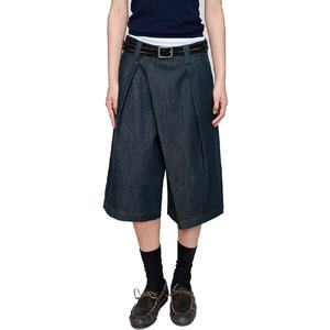 กางเกงยีนส์ขาสั้นทรงเอไลน์แบบโอเวอร์ไซส์ รุ่นคัสตอมสีเข้มฟอก ทรงแบ็กกี้จีบระบายแบบอสมมาตร สำหรับทั้งชายและหญิง - Product Image 2