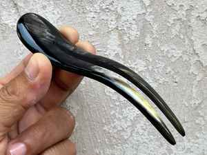 Épingle à cheveux classique en corne de buffle, artisanat naturel, accessoire pour cheveux fait main, pour des chignons sécurisés, texture naturelle et sophistiquée - Product Image 4