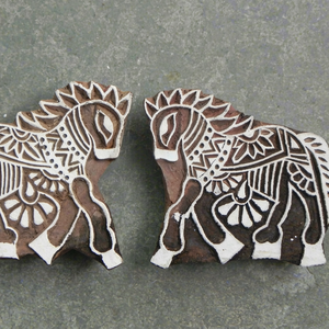 Bloc d'impression en bois artisanal peint à la main, motif deux chevaux en relief, marron et blanc, pour la décoration intérieure - Inde - Product Image 1