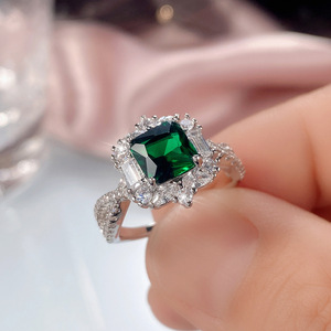 Anello di fidanzamento con taglio Princess verde smeraldo per donna, elegante gioiello da matrimonio - Product Image 3