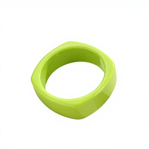 Brazalete Redondo de Resina Turquesa Hecho a Mano, Diseño Único, Forma Circular Colorida, Accesorio de Joyería Artesanal para Mujer - Product Image 6