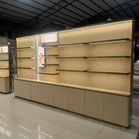 Support d'affichage cosmétique LED moderne avec bordure dorée, doté d'une base de rangement, idéal pour les salons de beauté et les showrooms de cosmétiques