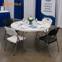 Tables en plastique polyvalentes pour l'intérieur et l'extérieur et chaises en métal pour les fêtes de jardin
