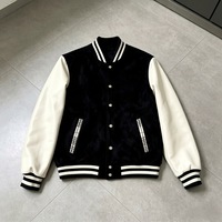Veste universitaire pour femme en daim noir avec manches en cuir blanc, bordure côtelée, boutons-pression, style décontracté rétro, streetwear, imperméable, avec logo