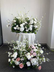 Decorazione Realistica con Rose Bianche Artificiali in Seta e Foglie Verdi, Runner Floreale Alto per Corridoi Nuziali e Scenografie - Product Image 3