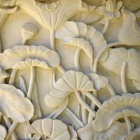 Sculpture murale en pierre de Bali beige naturelle, motif floral en relief, design moderne, faite à la main, avec service d'installation