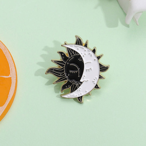 Le stelle del sole e della luna abbracciano spilla in smalto bianco e nero spilla gotica decorare camicia abiti gioielli Vintage tarocchi distintivo spilla - Product Image 2