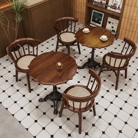 Ensemble de tables et chaises de restaurant en bois massif de style médiéval, avec des cadres en métal, pour la décoration de restaurants, cafés, hôtels et salles à manger