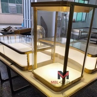 Vitrine de présentation de bijoux en laiton doré moderne de luxe sur mesure avec éclairage LED, comptoir en verre verrouillable en métal pour magasin de détail
