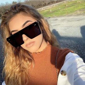 Lunettes de soleil carrées vintage UV400 colorées à monture large et verre monobloc pour femmes, avec logo personnalisé – Nouveautés - Product Image 1