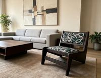 Fauteuil de loisirs en tissu confortable et luxueux, avec rembourrage en éponge et structure en bois de frêne, idéal pour salon, hôtel, appartement, chambre, villa, bureau ou club.