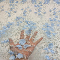 Nouveauté : Tissu en maille florale 3D brodé à la main avec des paillettes, des perles et des perles bugle, rose et bleu