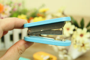 Mini <span class=keywords><strong>grapadora</strong></span> de madera con diseño de dibujos animados para niños, juguete de papelería. - Product Image 5