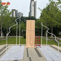 Arche de mariage incurvée en métal blanc SMS en forme de S, support de toile de fond au design ondulé pour cérémonie, fête, décoration de photomaton