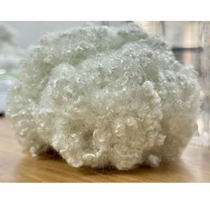 Fibra cortada de poliéster 100% siliconizada virgen HCS de 15D y 64 mm, hueca y conjugada, para material de relleno y hilatura, procedente de Vietnam - Product Image 1