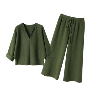 Prendas de punto de manga de murciélago con cuello en V simples personalizadas, <span class=keywords><strong>pantalones</strong></span> de pierna ancha holgados informales, Traje de dos piezas de punto, conjuntos de suéter para mujer - Product Image 1