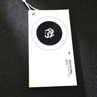 Étiquettes suspendues personnalisées en papier recyclé écologique, imprimées UV, logo en relief, forme personnalisée, couleurs Pantone pour vêtements et sacs de luxe