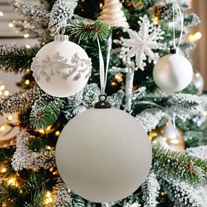 Sfera Natalizia Floccata in Velluto Bianco da 15 cm, Ornamento per Feste e Decorazione per Albero di Natale - Product Image 1