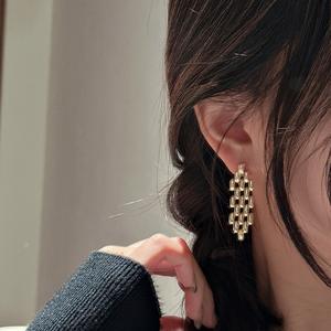 ต่างหูเงินแท้ S925 ดีไซน์ห้อยระย้า สไตล์เรโทร หรูหราเบาๆ แบบสายนาฬิกา พร้อมเครื่องประดับเสริมบุคลิกทันสมัย - Product Image 3