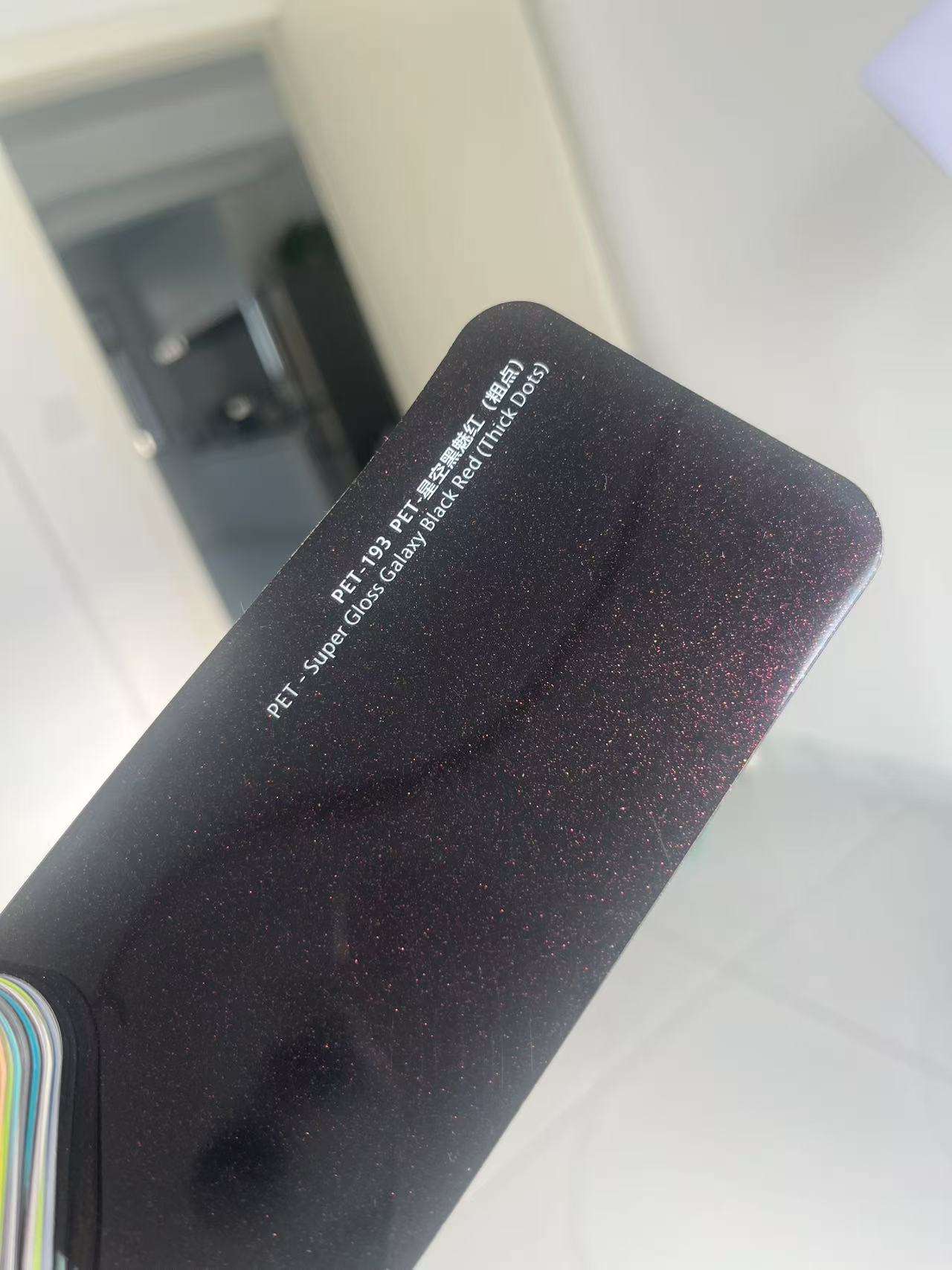 สีดำกาแล็กซี่เงางามพิเศษ แดง (ลายจุดหนา)