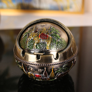 Cenicero esférico retro de aleación de zinc con tapa, bonito para dormitorio, moderno e individual, a prueba de viento para el hogar. - Product Image 1