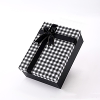 Boîte cadeau rigide personnalisée avec poignée, en carton recyclable, motif à carreaux, revêtement UV, pour coffrets cadeaux d'anniversaire et expédition