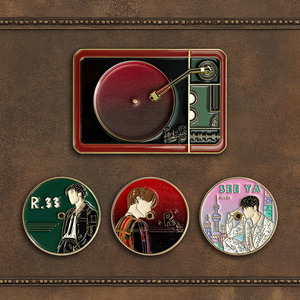 Набор эмалированных значков в стиле ретро-проигрывателя виниловых пластинок: интерактивный вращающийся проигрыватель со сменными дисками, металлические значки от производителя - Product Image 1