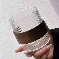 Vaso de Vidrio de Borosilicato Alto de 280ml con Rayas Verticales y Funda de Madera, Vaso Antiescaldaduras con Diseño Acanalado para Beber en Casa o Cafetería