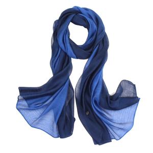 Bufanda de Seda para Mujer, Nueva Colección Otoño Invierno, Chal Versátil de Seda de Morera con Degradado de Color Cálido y Patrón con Logotipo - Product Image 1