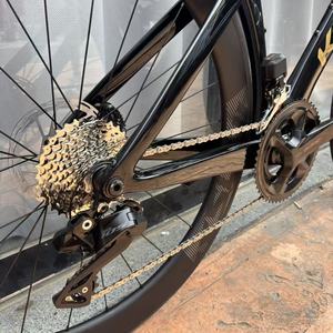 Vélo de route aérodynamique KOZO Shi Mano 105 Di2 en fibre de carbone OEM, 7,9 kg, frein à disque hydraulique, roues à rayons légères de course 700C - Product Image 6