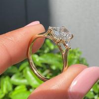 Bague de fiançailles en or jaune massif 10K/14K/18K avec trois diamants de laboratoire taille coussin et taille triligne personnalisés de 0,5 à 3 carats, certifiée IGI VS