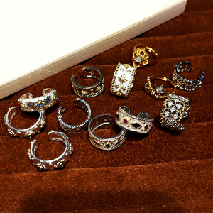 Ciondolo a quadrifoglio da donna in rame elettrolitico italiano, con lavorazione a filo, stile vintage Brati, con intarsi di diamanti e motivo floreale a croce - Product Image 3